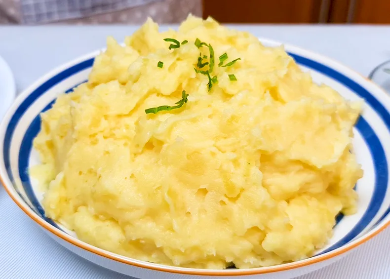 mashed potato A large serving bowl of mashed potatoes.