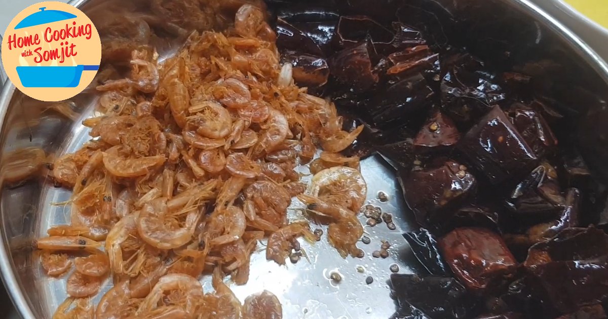 cooling prawns and chilli Fried dried shrimp and Guajillo Peppers cooled over a wide flat container.